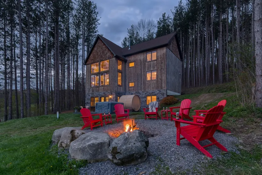 New & Stunning Chalet! Reno'd, Hot-Tub, Barrel Sauna, Slope Views, Fire Pit - Image 1