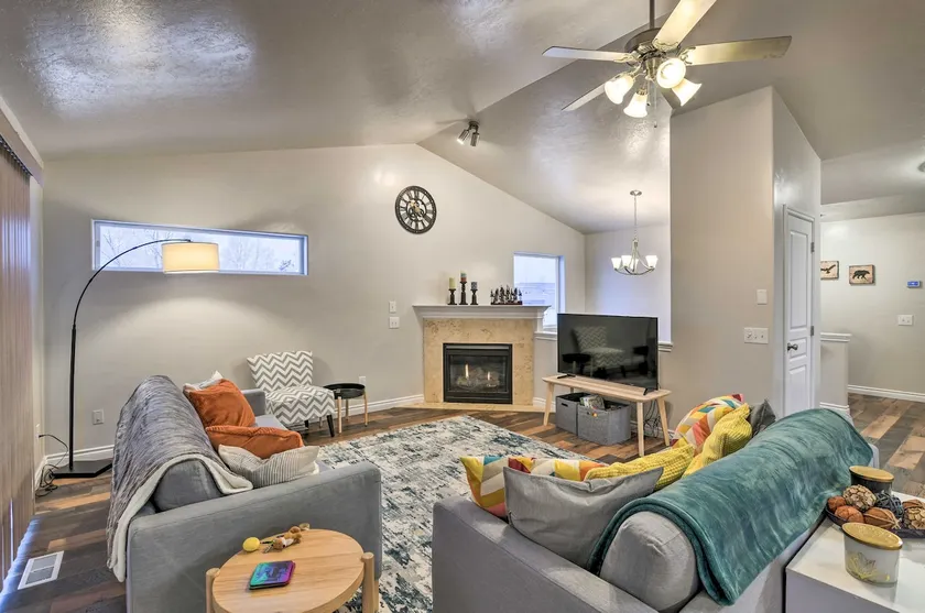 Cozy Anchorage Townhome < Half Mile to Jewel Lake! - Image 1