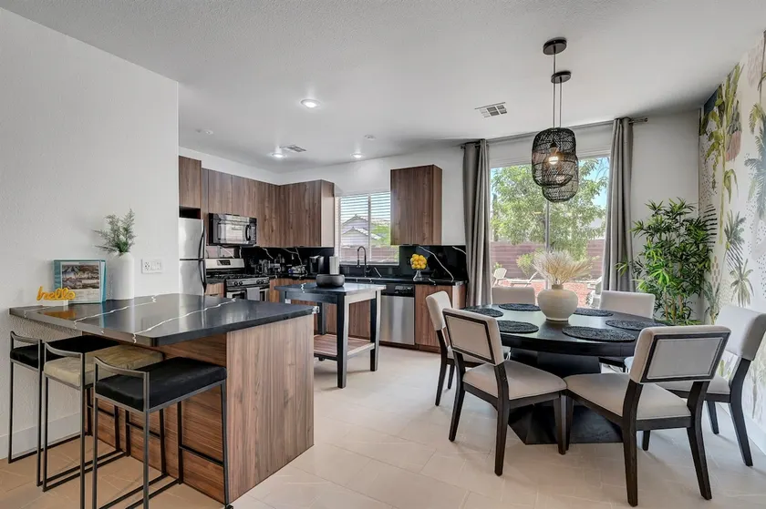 Newly Remodeled Swanky Summerlin Oasis, Near Strip & Golf, Yard - Image 1