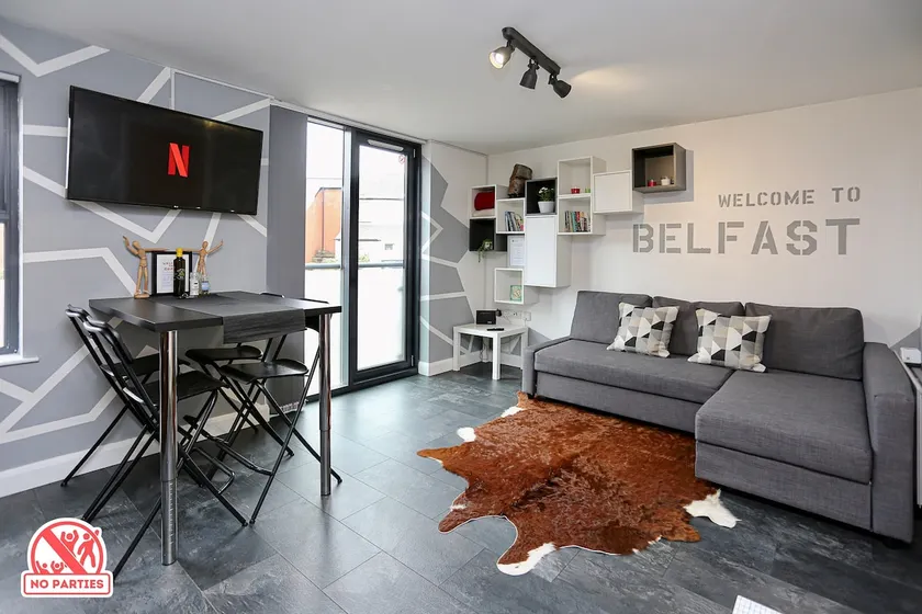 Neat City Apartment - Secure Parking - WiFi - Sleeps 4 - No Parties - Image 1
