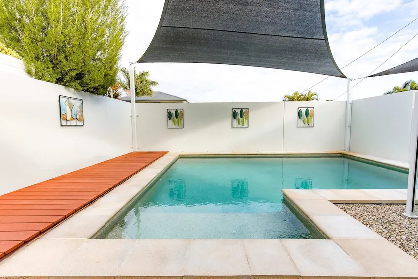 Golden Beach Family Home with Pool - Image 1