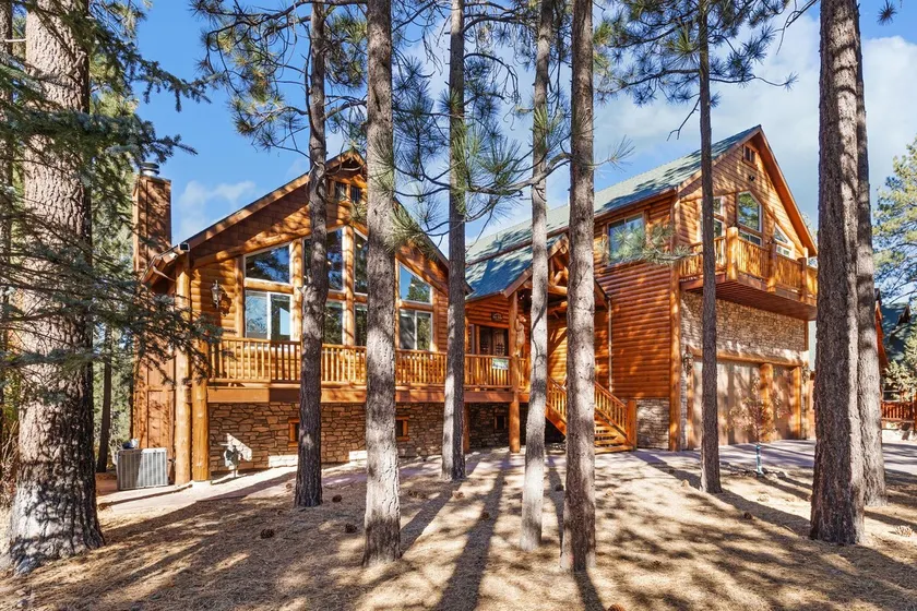 Luna Lodge by Destination Big Bear : Centrally Located between Snow Summit and Bear Mtn in Beautiful Heavenly Valley Estates! 6 Bedrooms with En-Suites! Spa! Gameroom! Theater Room! - Image 1