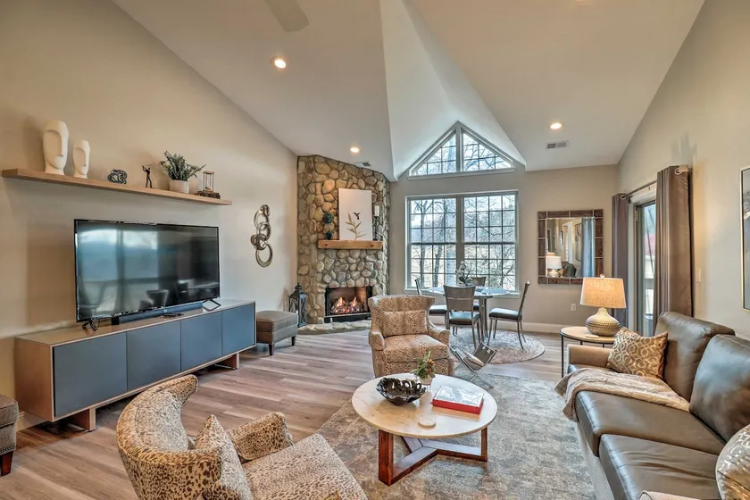 Indoor Pool & Golf Course Views: Lake Lure Condo! - Image 1
