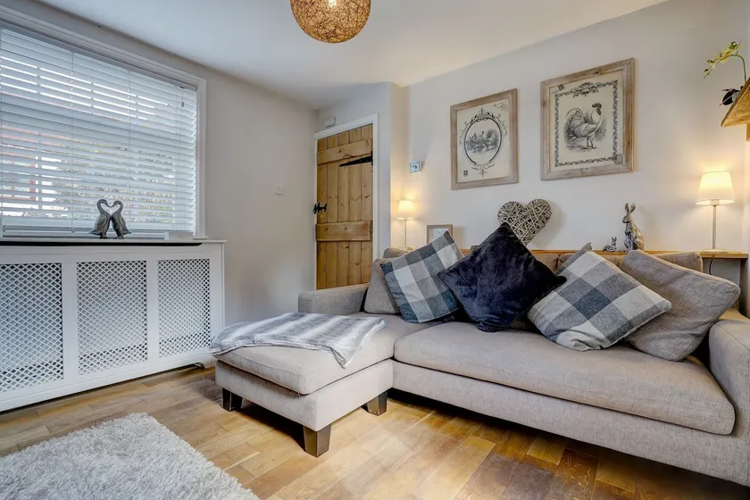 April Cottage, Charming Coastal Cottage Near the Beach in Winterton-on-Sea - Image 1