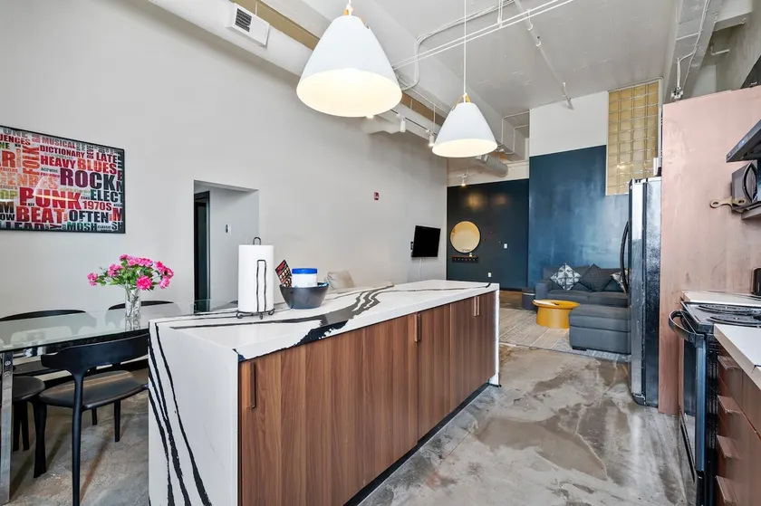 Spacious Loft 2 bedroom in N Oakland 400, sleeps 8 - Image 1