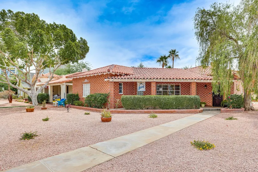 2 Mi to Dtwn Phoenix: Walkable Family Retreat! - Image 1