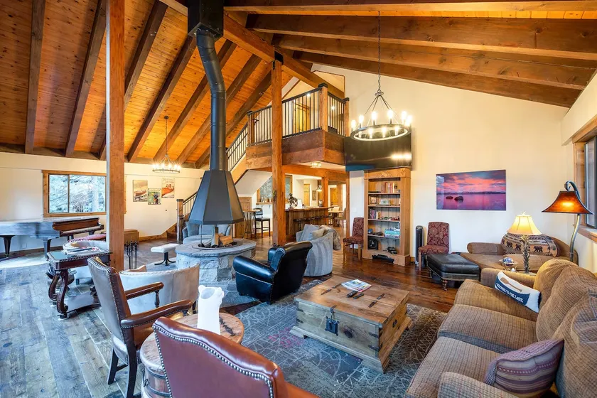 2 Blocks to Lake Tahoe! Group Gem w/ Hot Tub - Image 1