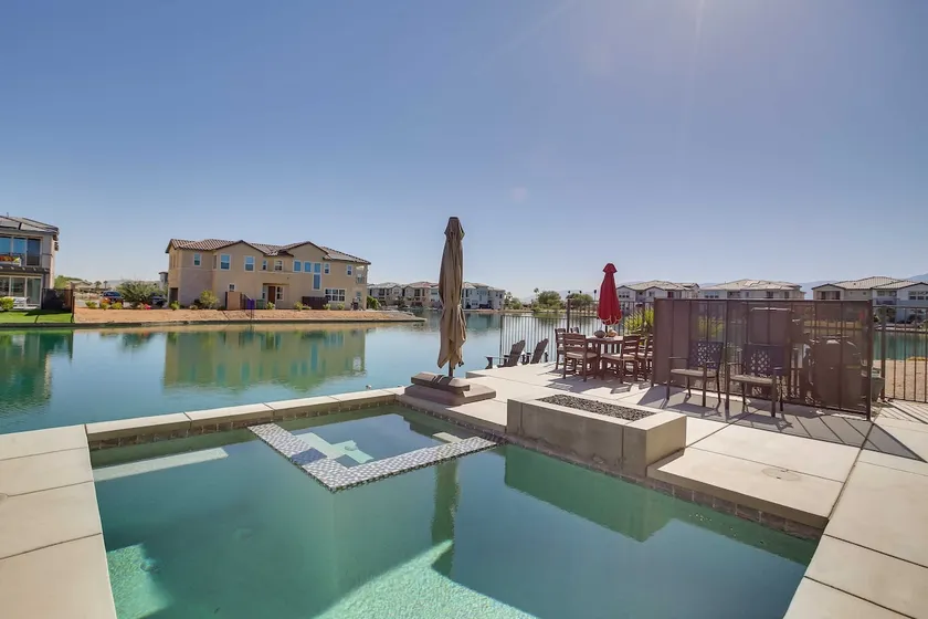 Lakefront Indio Villa: Private Pool & On-Site Golf - Image 1