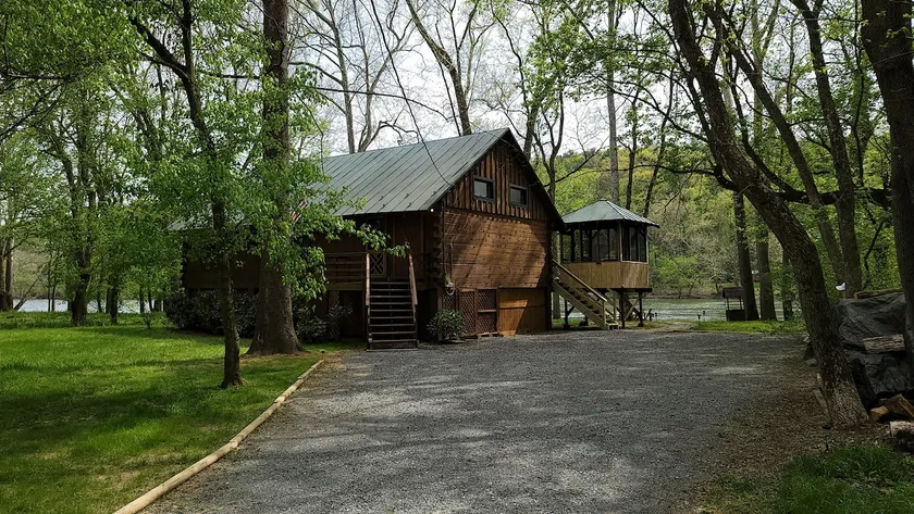 Shenandoah Shores Waterfront Log Cabin - Image 1