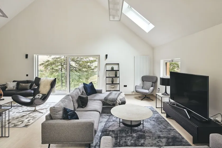 Luxury cabin with stunning views of the Loch - Image 1