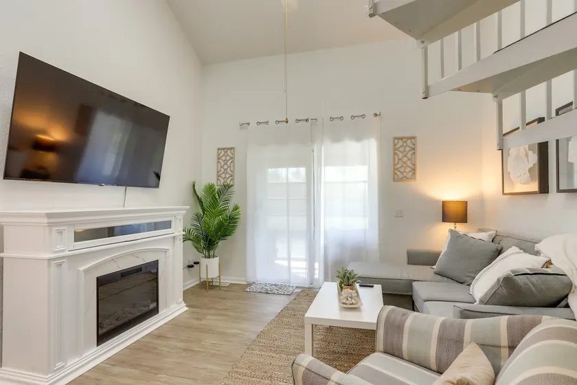 Charming Condo on Lake Erie w/ Community Pool - Image 1