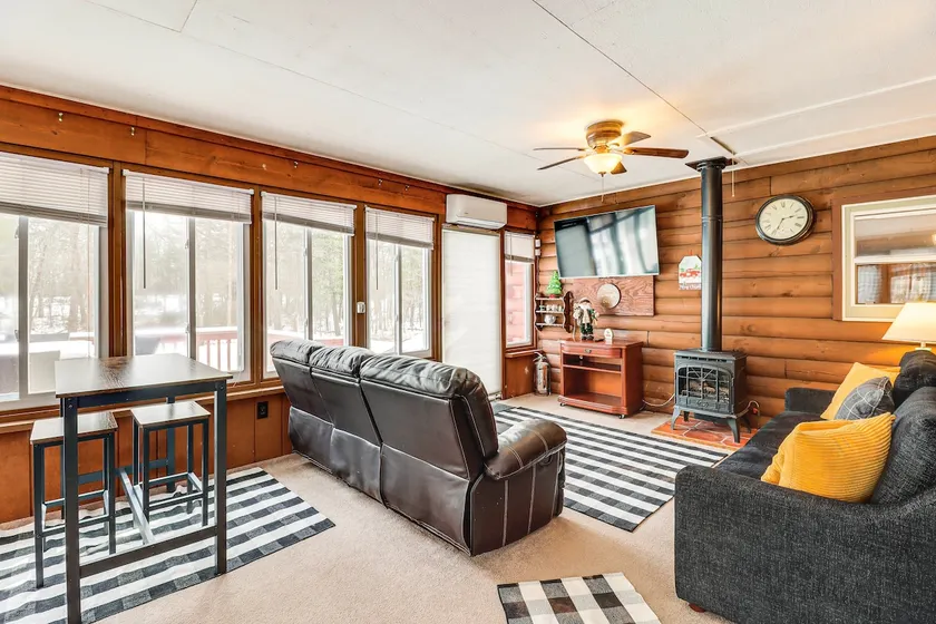 Hike + Ski: Log Cabin in East Stroudsburg! - Image 1