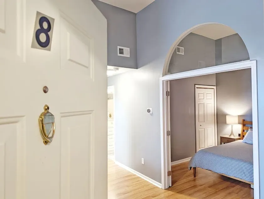 Tanner Bldg Apt 8 - 1 king bedroom (Downtown) - Image 1