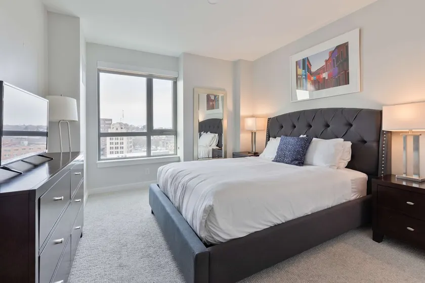 Luxury Apt Near Downtown - Image 1