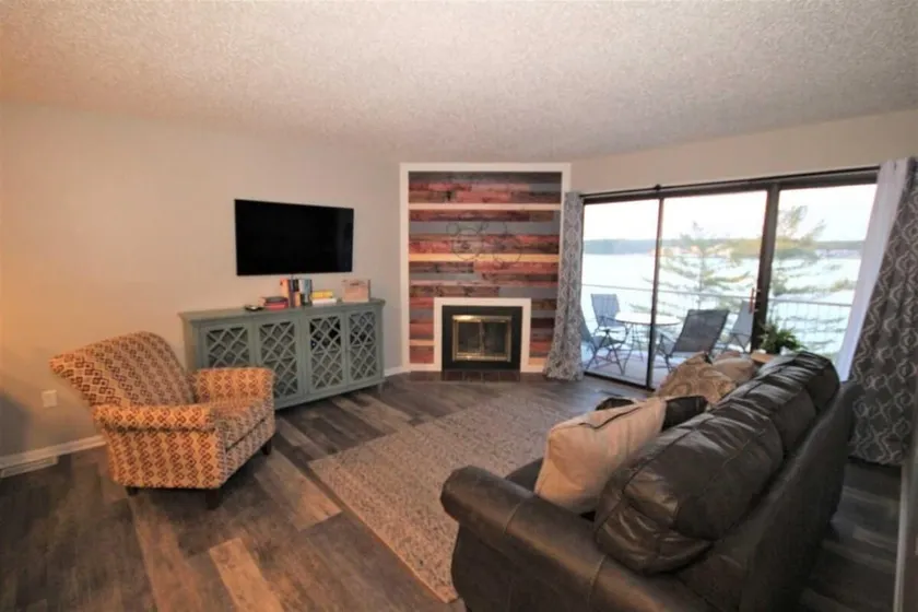 Hawks Nest 122-Lakefront condo-King Bed - Image 1