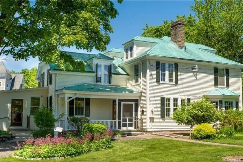 Charming estate on Norwich Green, near casinos - Image 1