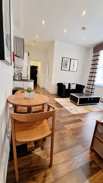 Spacious 1bd Unit - Steps from Blackfriars Bridge - Image 1