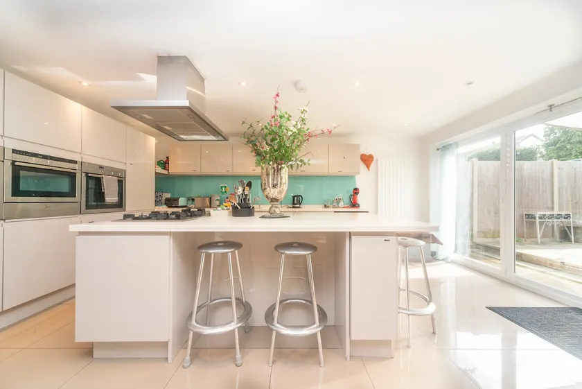 Bright & Spacious Home 10 min from Elizabeth line - Image 1