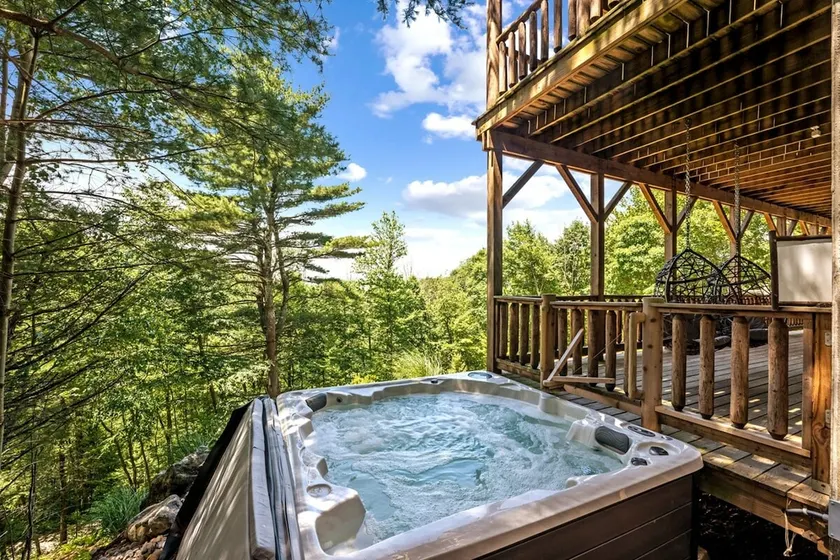 Luxury Log Cabin: Stunning Lake Views, 3 Decks - Image 1