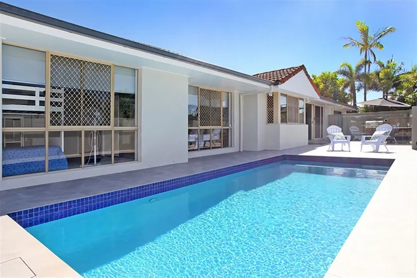 Beautiful Beach House in the Heart of Town - Image 1