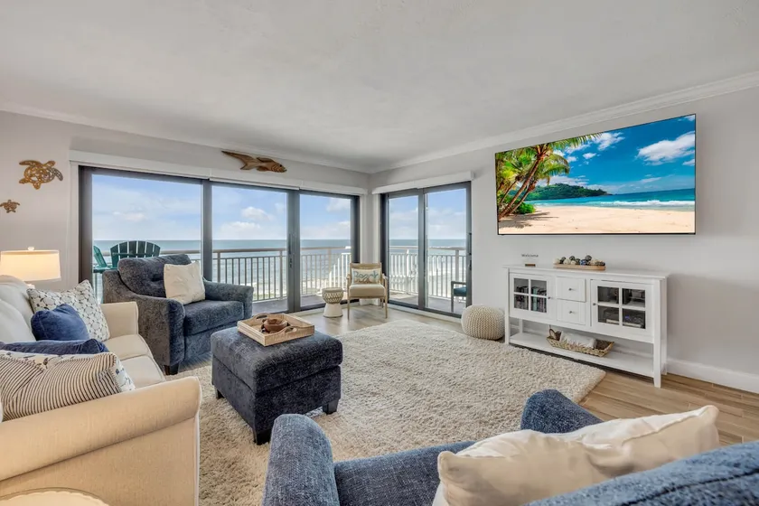 Top-floor direct oceanfront 2/2 with heated pool - Image 1