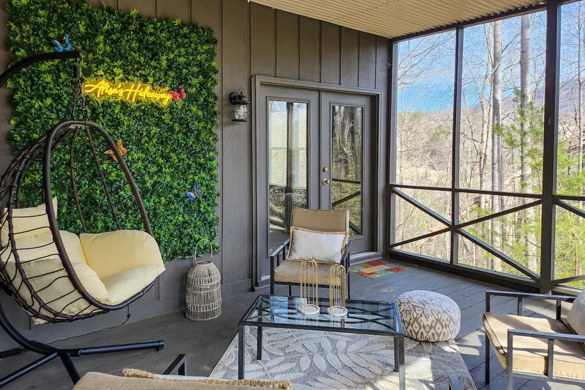 Hike, Golf & Swim! Rumbling Bald Resort Mtn Home - Image 1
