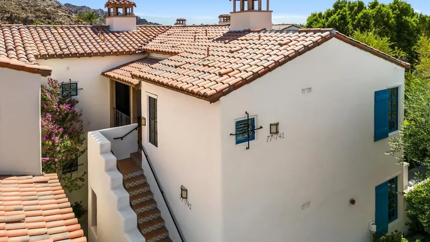 LV112 Delightful Upstairs 1 Bedroom Legacy Villa - Image 1