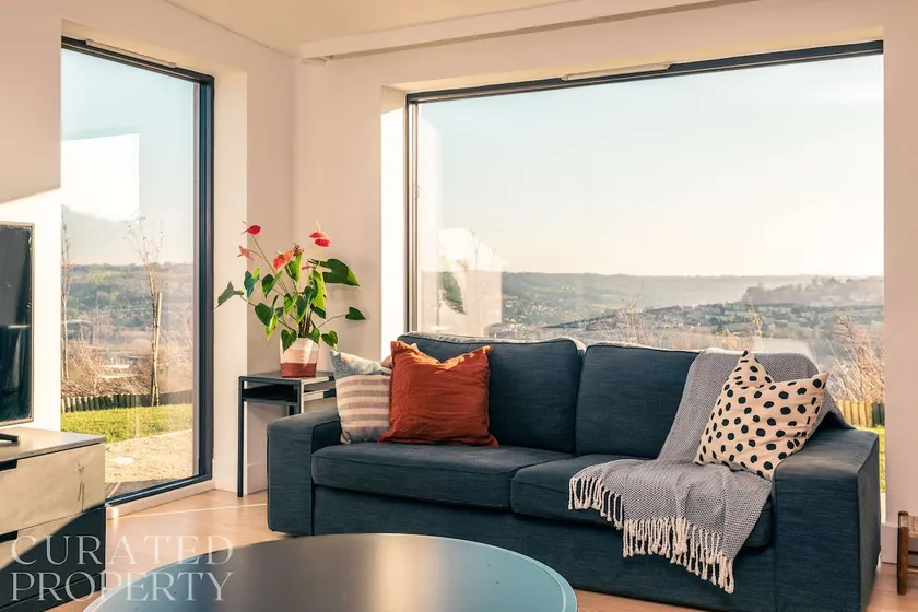 Stunning 5 Bedroom Home with Garden & Panoramic Views! - Image 1