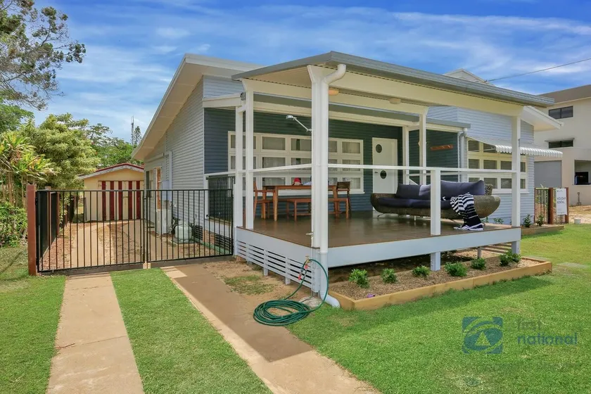 Cute Beach Cottage with Ocean Views - Image 1