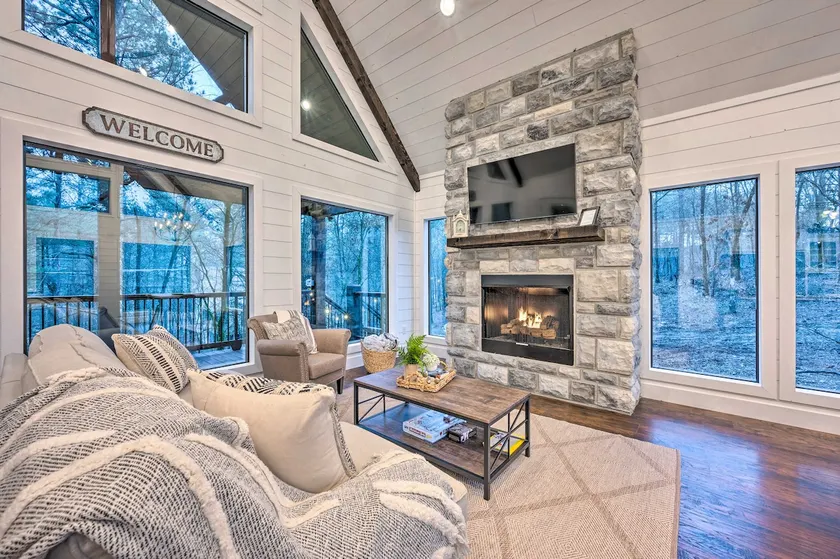 Modern Cabin w/ Hot Tub: 1 Mi from Hochatown! - Image 1