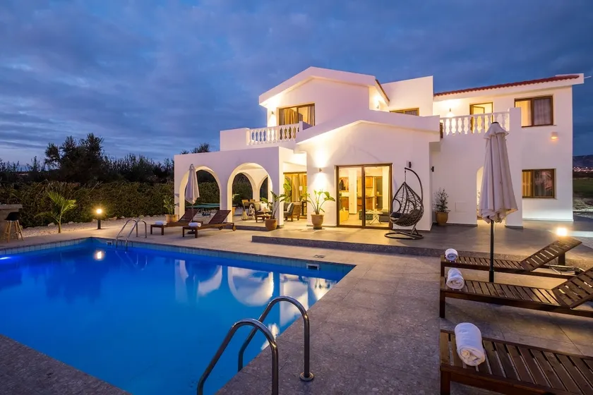 Cocoon Luxury Villa In Coral Bay-3 Min To Beach - Image 1