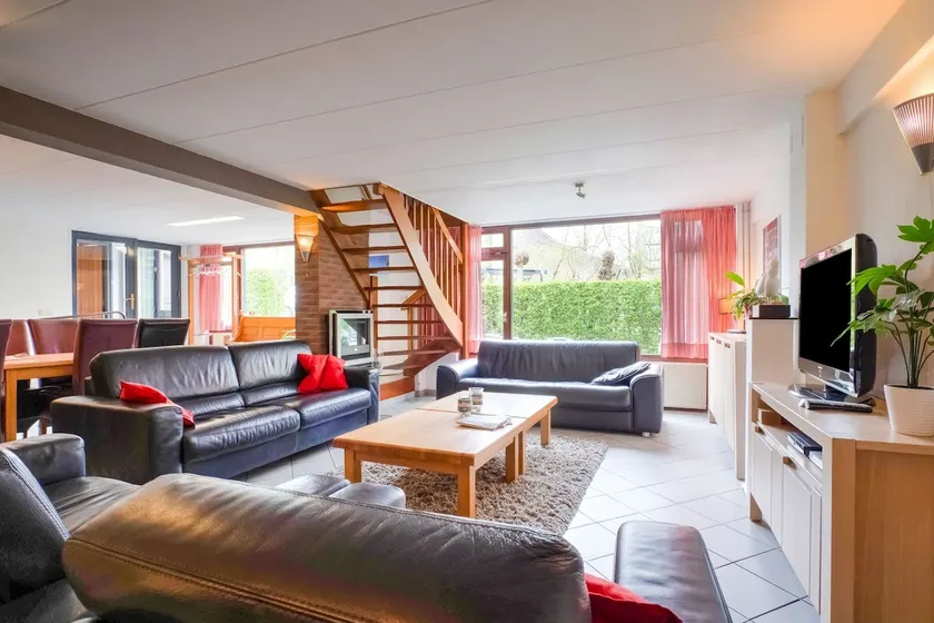 Spacious Group Getaway with Garden - Image 1