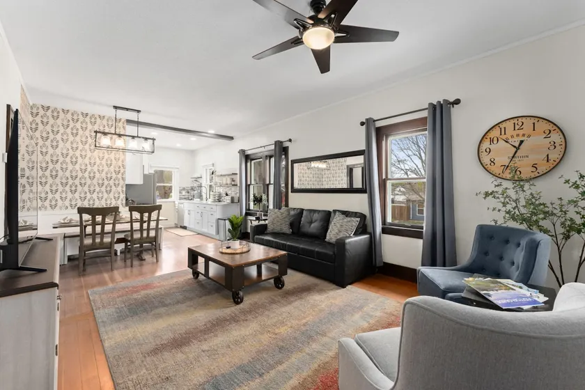 Cheerful 3 Bed 1 Bath Bungalow w/ Cathedral views - Image 1