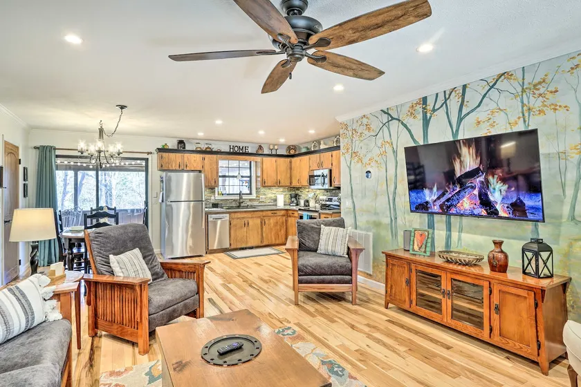 Unwind Fireside: Serene Murphy Escape w/ Hot Tub! - Image 1