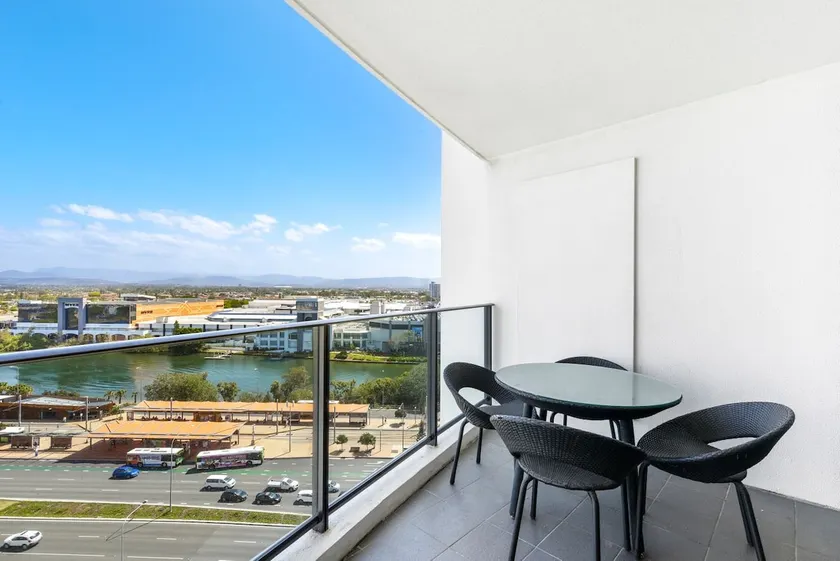 Modern Apartment with Hinterland Views Sierra Grand Broadbeach - Image 1