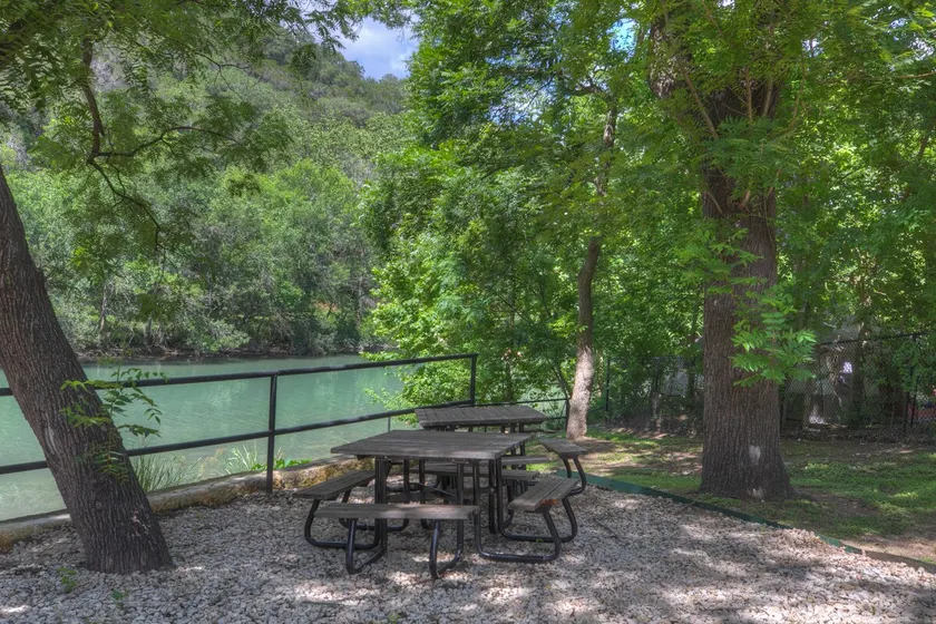 Easy Tubing!-Right on the River! - Image 1