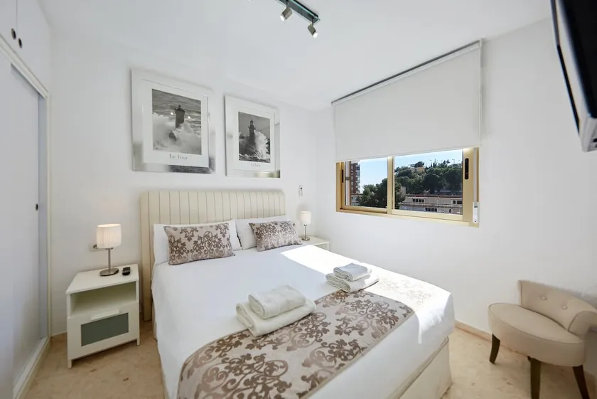 Deluxe apartment with balcony and sea view - Image 1