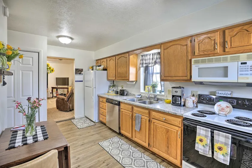 Akron Apartment w/ Balcony - Hunting Nearby! - Image 1