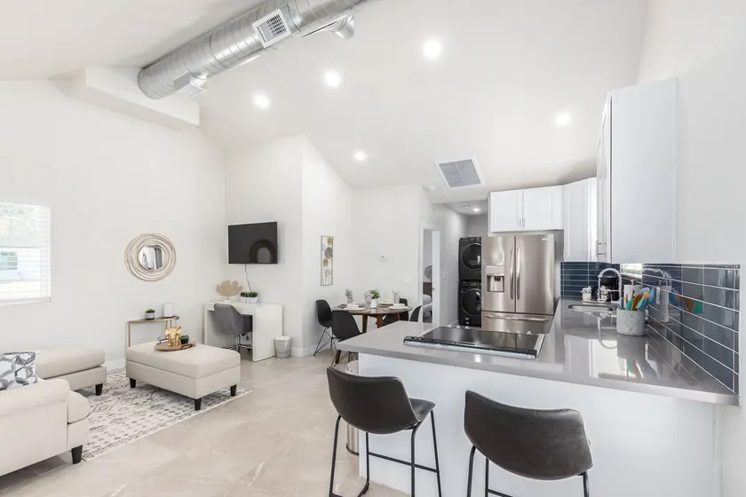 2BR w private backyard, in-home laundry! - Image 1