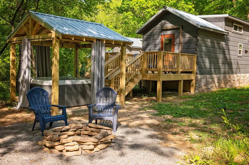 Meg's garden-side cabin w/private hot tub, firepit - Image 1