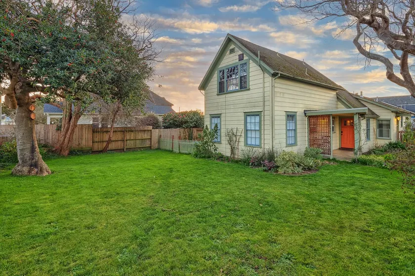 🍩Downtown Drift -Historic Arcata Home on the first floor - Hot Tub, Sauna & Bikes🐶 - Image 1