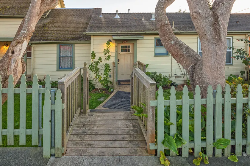 ✌️Downtown Digs, Enjoy shared sauna, hot tub & yard at this dog-friendly property in town - Image 1