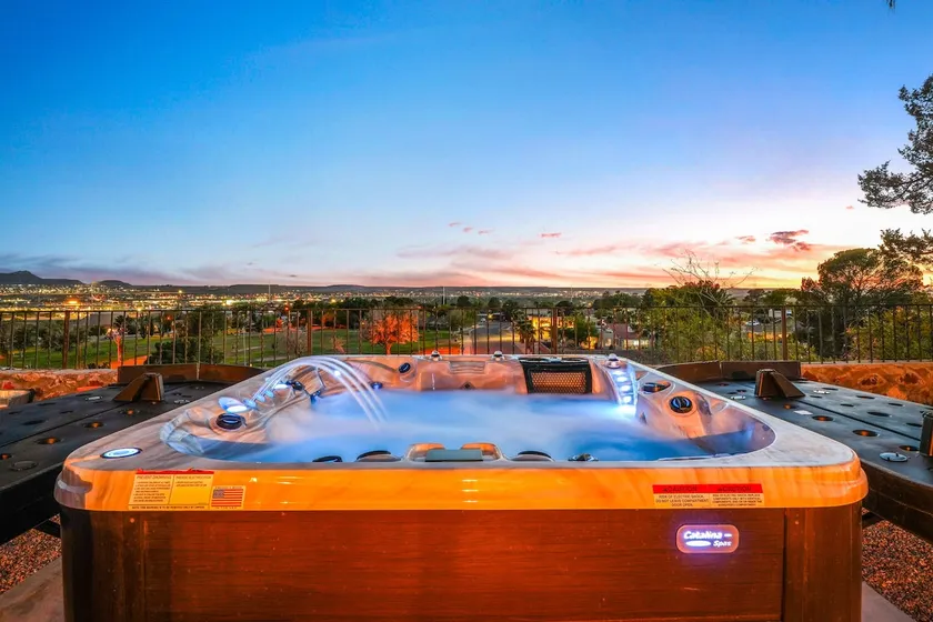 Southwest Retreat! Hot Tub, Views, 4 bedrooms - Image 1