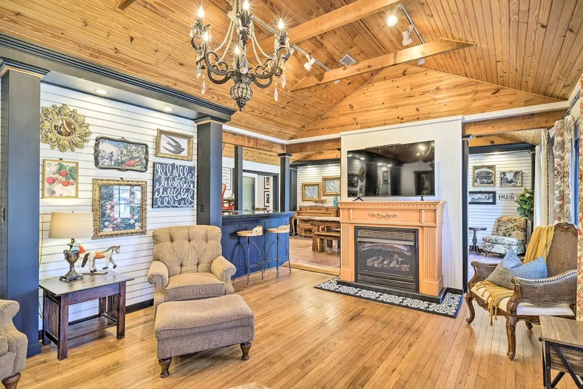 Eclectic 'Osage Cottage' in Historic District - Image 1