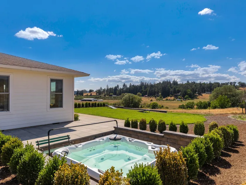 Welcome to Oz: A Vibrant Estate with Hot Tub! - Image 1