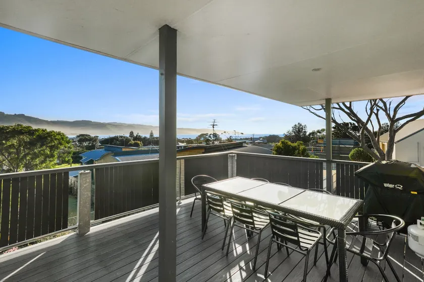 Deck 2 Sea - Ocean & Hill Views in Apollo Bay - Image 1