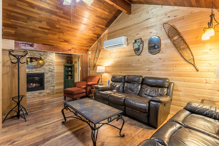 Rustic Retreat: Hot Tub, Billiards & Firepit - Image 1