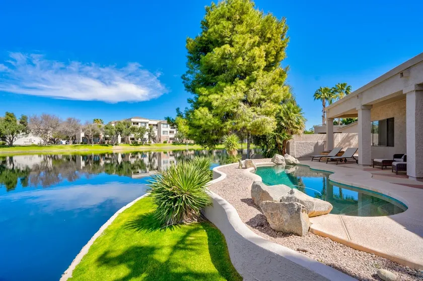 Gorgeous Lakefront Paradise w Pool & Views - Image 1