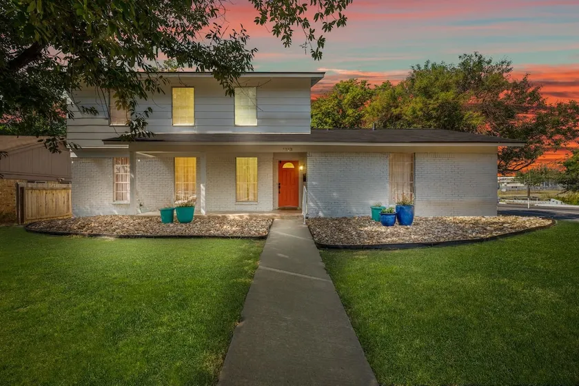 Antique Chic ★ 4BR★ Dog Friendly ★FC, F1, ACL, - Image 1