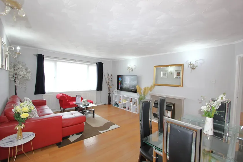 Cheerful 3 Bedroom 2 Bathroom Bungalow by CozyNest - Image 1
